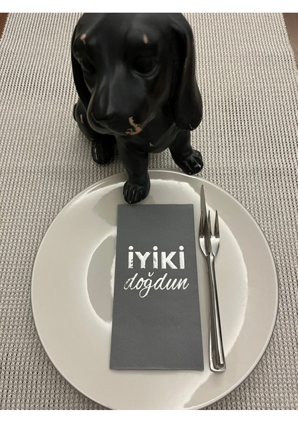 Gümüş Yaldızlı Gri Iyi Ki Doğdun Baskılı Garson Katlama Peçete 16 Adet