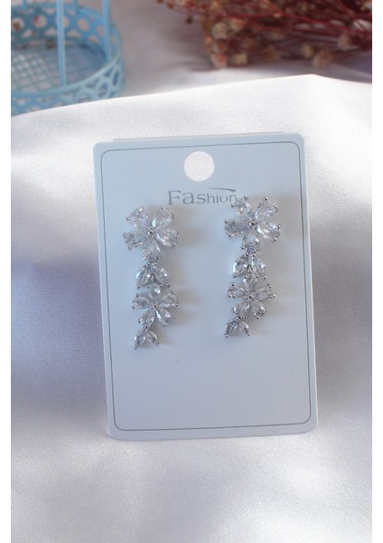 Gümüş Renk Çiçek Model Zirkon Taşlı Kadın Küpe