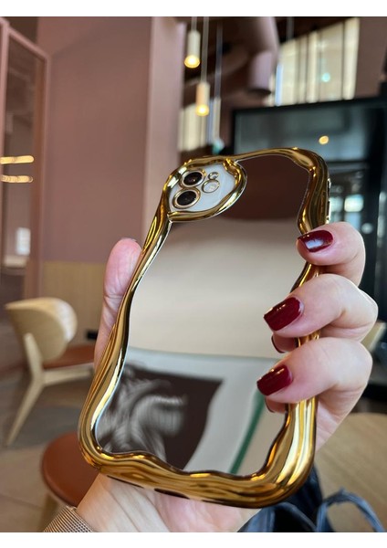 iPhone 13 Pro Gold Detay Kıvrımlı Ayna Efektli Telefon Kılıfı