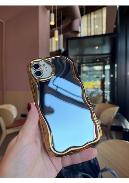 iPhone 13 Pro Gold Detay Kıvrımlı Ayna Efektli Telefon Kılıfı