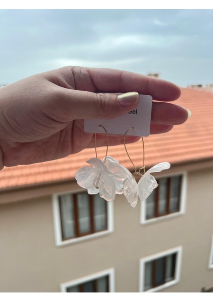 Sallantılı Beyaz Çiçek Figürlü Taşlı Küpe