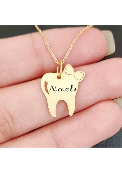 Nazlı Ismine Özel 14 Ayar Altın Plakalı Zincirli Diş ve Fiyonk Motifli KOLYE-450ISIM-ALTIN