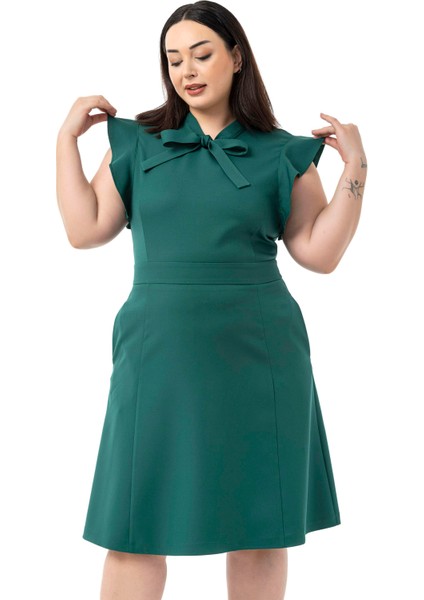 Büyük Beden Yakası Fularlı Kolları Volanlı Midi Zümrüt Yeşili Elbise fiyatları
