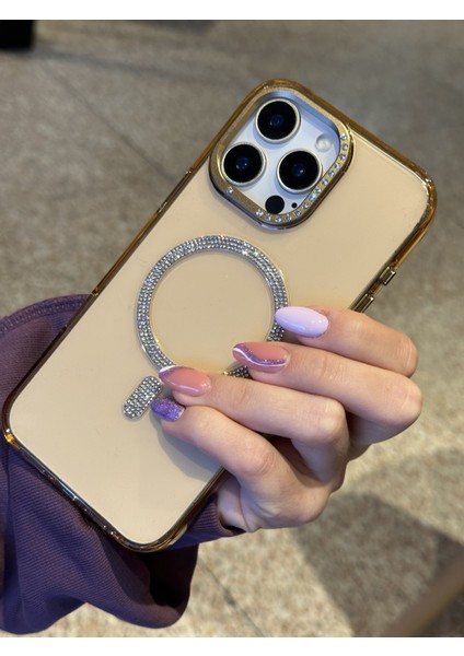 iPhone 15 Pro Max Uyumlu Sararmaz Sert Mika Magsafe Pırlanta Taşlı Şeffaf Gold Kılıf modelleri