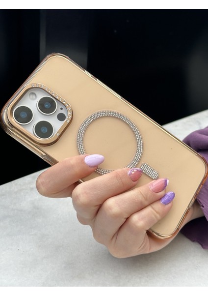 iPhone 15 Pro Max Uyumlu Sararmaz Sert Mika Magsafe Pırlanta Taşlı Şeffaf Gold Kılıf indirimleri