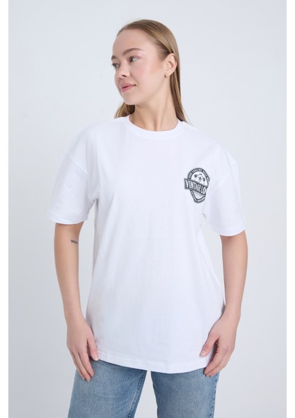 Kadın Oversize Baskılı T-Shirt Beyaz Vintage Logo fırsatları