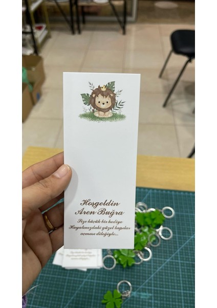 Hoş Geldin Yazılı Yenidoğan Mum Kartı 5X12 cm Aslan Görselli - Arletikettasarım