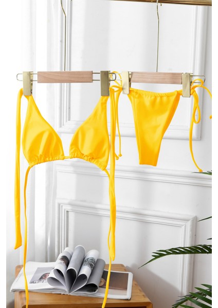 Kadın Sarı Yandan Bağlamalı Tangalı Üçgen Bikini Mayo Takımı
