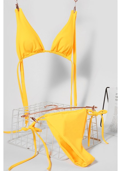 Kadın Sarı Yandan Bağlamalı Tangalı Üçgen Bikini Mayo Takımı