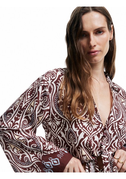 x Melis Ağazat - V Yaka Uzun Kollu Bol Kalıp Viskon Krop Desenli Gömlek