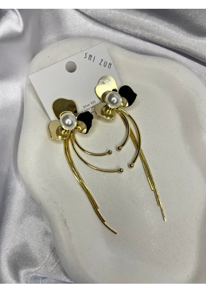 Altın Renk Uzun Sallantılı Inci Detaylı Çiçek Küpe – Şık ve Modern Tasarım