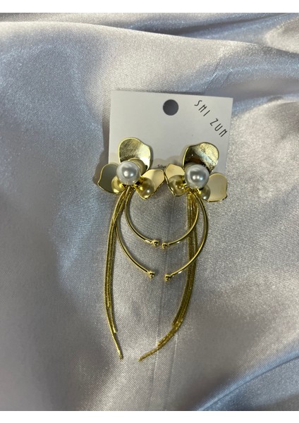 Altın Renk Uzun Sallantılı Inci Detaylı Çiçek Küpe – Şık ve Modern Tasarım fiyatları