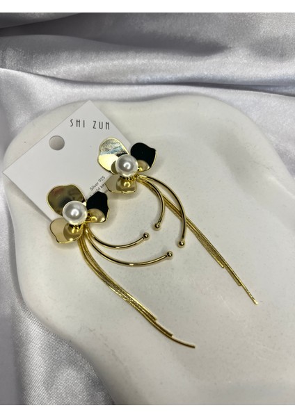 Altın Renk Uzun Sallantılı Inci Detaylı Çiçek Küpe – Şık ve Modern Tasarım indirimleri