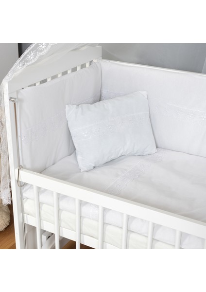 Ahşap Lake Beyaz Renk Anne Yanı Beşik 3 Kademeli Sallanan Ahşap Beşik 60 x 120 cm - Beyaz Güpürlü Uyku Setli & Soft Yataklı