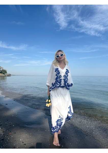 Beyaz Mavi Çicek Nakışlı Gömlek Etek Takım