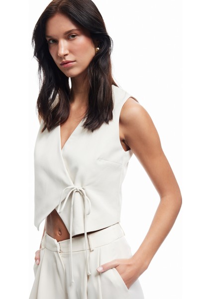 Asimetrik Kruvaze Yaka Bağlama Detaylı Kolsuz Viskon Yelek