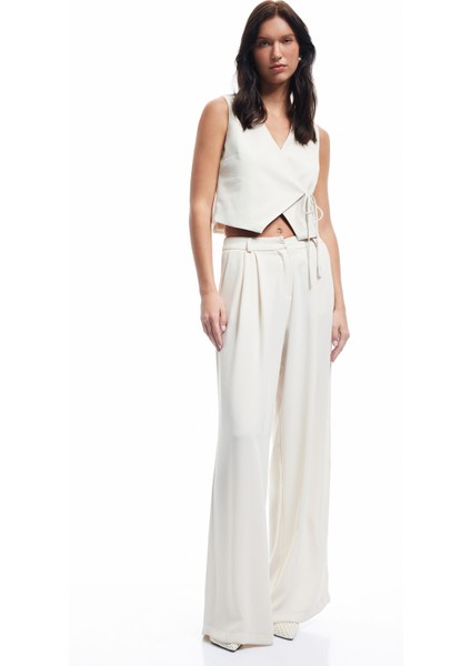 Asimetrik Kruvaze Yaka Bağlama Detaylı Kolsuz Viskon Yelek fiyatları