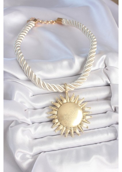 Kırık Beyaz Halat Model Gold Renk Güneş Figürlü Pirinç Kolye