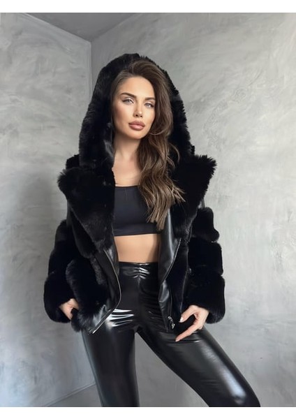 Siyah Kısa Kapşonlu Kürk Kaban