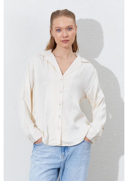 Kadın Krem Sedef Düğmeli Gömlek