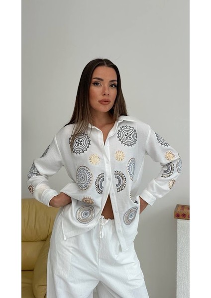 Pul ve Nakış Işlemeli Gömlek