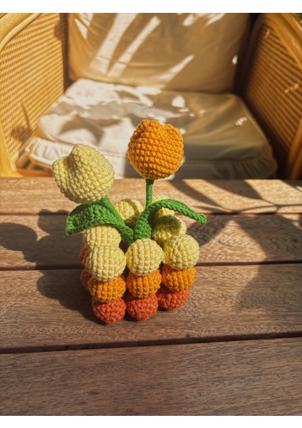 El Yapımı Amigurumi Çiçek Dekor – Örgü Sarı & Turuncu Lale