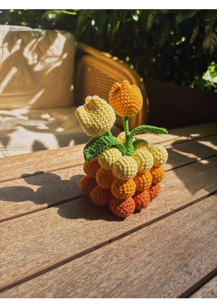 El Yapımı Amigurumi Çiçek Dekor – Örgü Sarı & Turuncu Lale