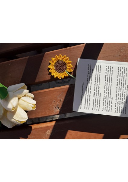 El Yapımı Örgü Ayçiçeği Kitap Ayracı – Vintage Tasarım