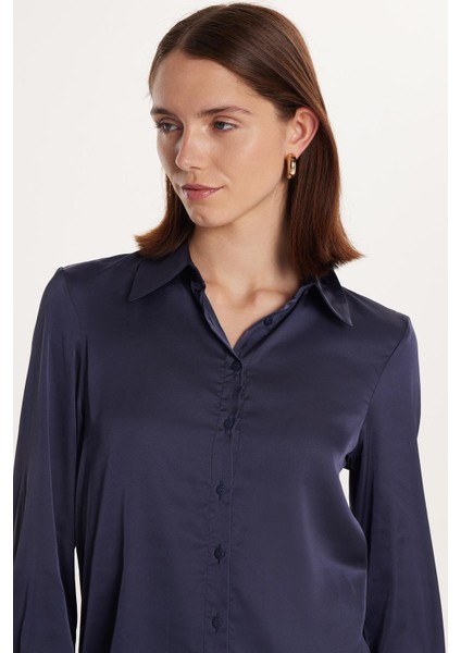 Kadın Relax Fit Rahat Kesim Satenli Kumaş Lacivert Kare Manşet Düz Gömlek fiyatları