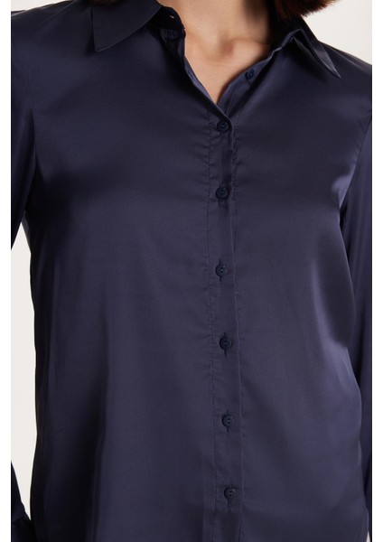 Kadın Relax Fit Rahat Kesim Satenli Kumaş Lacivert Kare Manşet Düz Gömlek modelleri