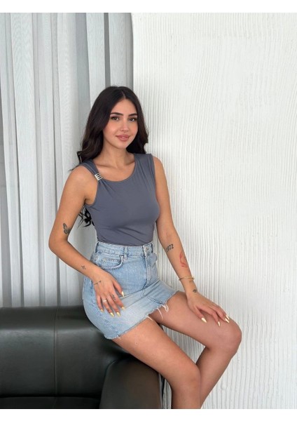 Osy Modal Yumuşak Dokulu Kumaş Bisiklet Yaka Kadın Sıfır Kol Bluz Omuz Toka Aksesuar Detaylı - Antrasit