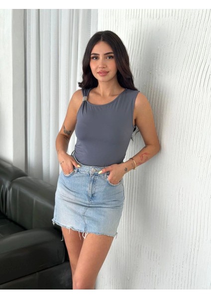 Osy Modal Yumuşak Dokulu Kumaş Bisiklet Yaka Kadın Sıfır Kol Bluz Omuz Toka Aksesuar Detaylı - Antrasit