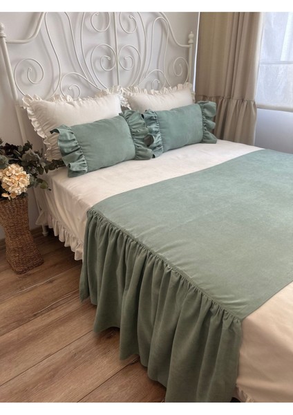 Adaçayı Yeşili Fırfırlı Yatak Runner ve Iç Dolgulu Kırlent Seti Çift Kişilik