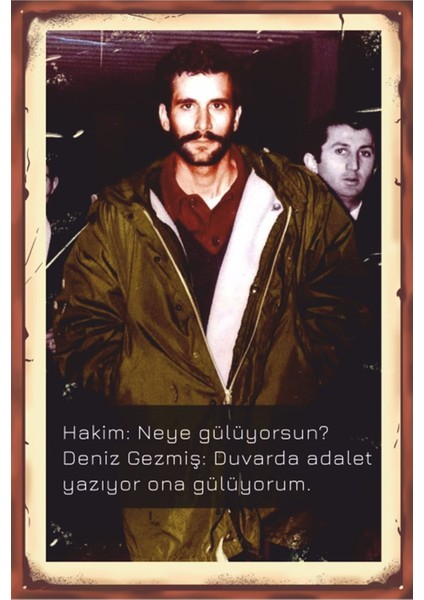 Deniz Gezmiş Mahkemede Retro Ahşap Poster