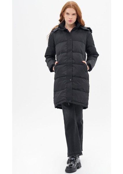 Kaz Tüyü Dolgulu Kapüşonlu Siyah Kadın Mont 27008-2K5