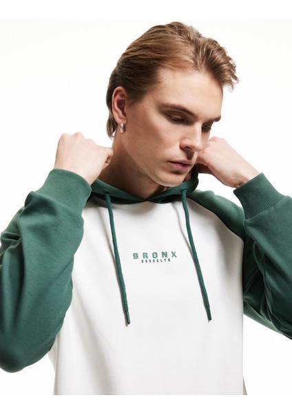 Uzun Kollu Renk Kontrastlı Baskılı Kapşonlu Sweatshirt