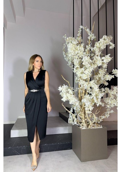 G1207 Drape ve Kemer Detaylı Saten Tasarım Elbise Siyah