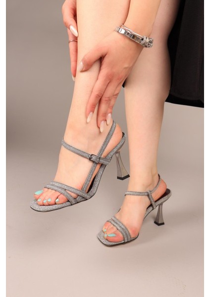 Vividy Biyeli Simli Topuklu Ayakkabı Platin modelleri