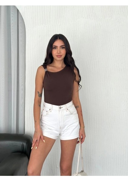 Osy Modal Yumuşak Dokulu Kumaş Bisiklet Yaka Sıfır Kol Bluz Omuz Toka Aksesuar Detaylı - Kahverengi