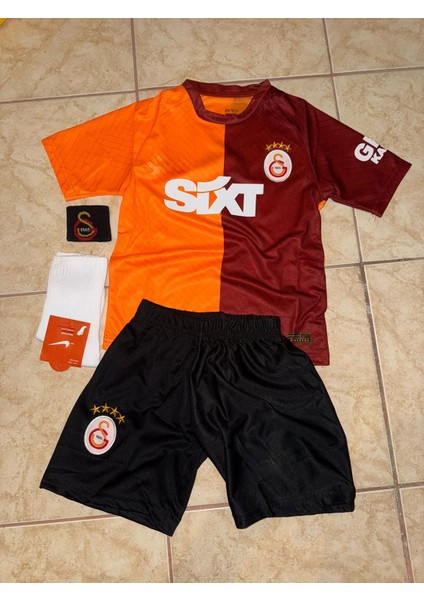 Glatasaray 23/24 Sezon Parcalı Isimli Fıtbol Forması Hedyeli 4 Lü Set Forma Şort Çorap Bileklik