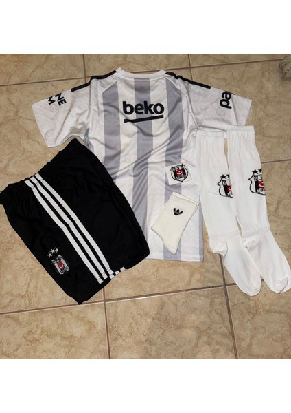 Beşiktaş 23/24 Sezon Iç Saha Isimsiz Cocuk Fıtbol Forması 5 Li Set Forma Şort Çorap Bileklik Tozluk