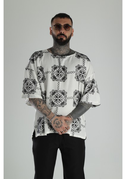 Siyah Nakış Işlemeli Oversize T-Shirt