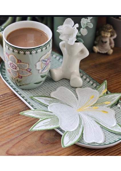 Tekli Beyaz Zambak Nakışlı Sunum ve Kokteyl Peçetesi