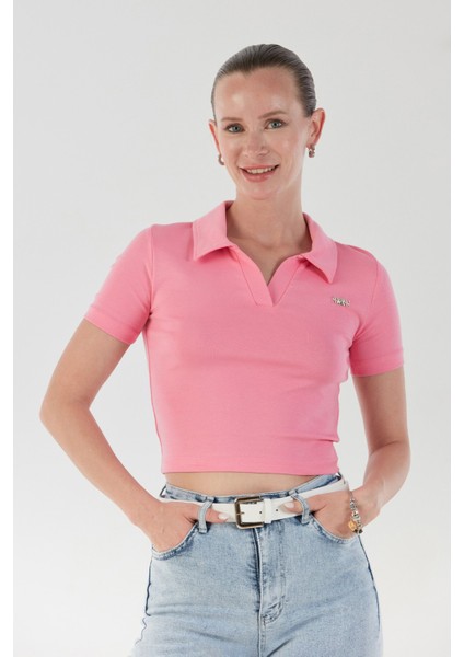 Yakası Aksesuar Detaylı Polo Yaka Crop Tişört