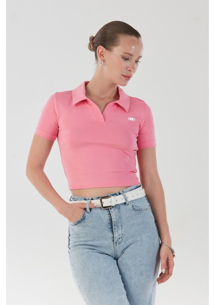 Yakası Aksesuar Detaylı Polo Yaka Crop Tişört modelleri