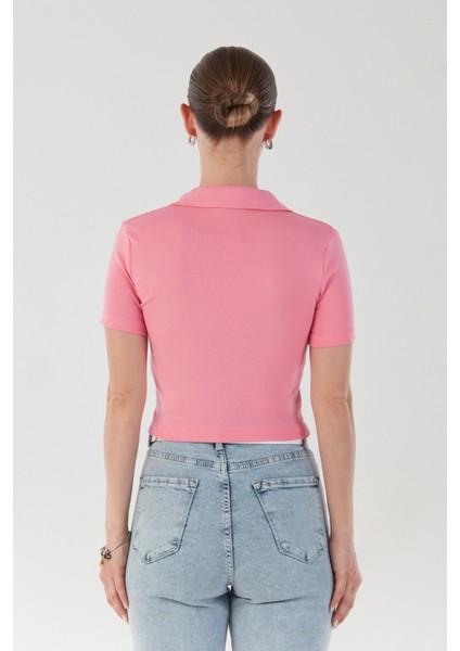 Yakası Aksesuar Detaylı Polo Yaka Crop Tişört fırsatları