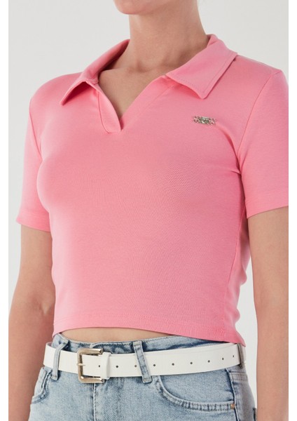 Yakası Aksesuar Detaylı Polo Yaka Crop Tişört indirimleri