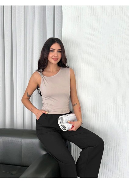 Osy Modal Yumuşak Dokulu Kumaş Bisiklet Yaka Sıfır Kol Bluz Omuz Toka Aksesuar Detaylı - Bej
