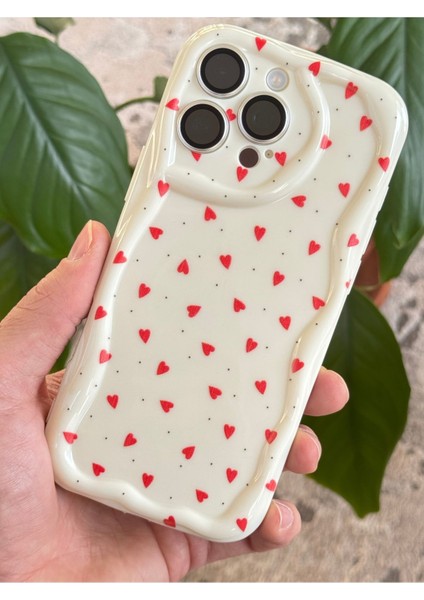 iPhone 11 Pro Max Kılıf Kamera Korumalı Dalga Kenarlı Kırmızı Kalp Desenli Silikon Kapak