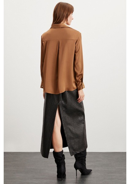 Sheıla Kadın Premium Saten Dokuma Relaxed Fit Rahat Kesim Uzun Kol Cepsiz Kahverengi Gömlek